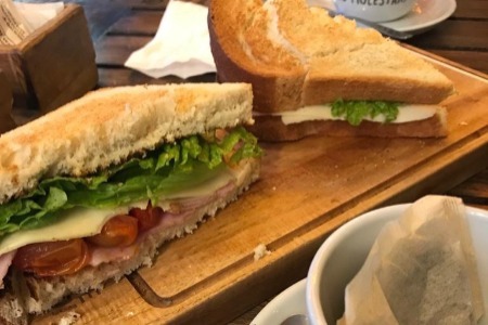  SANDWICH DE LOMITO TOSTADO CON JUGO DE NARANJA