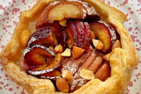  GALETTE DE PERAS CIRUELAS Y ALMENDRAS
