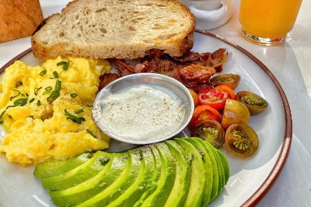  HUEVOS REVUELTOS, TOSTADA, PALTA, YOGURT Y TOMATE +PANCETA