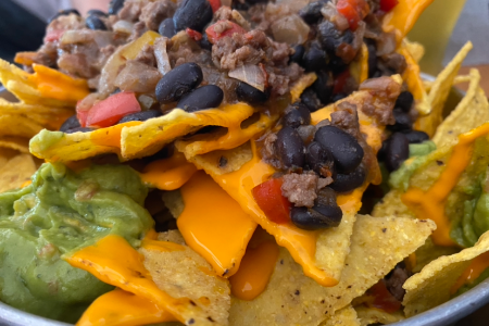  NACHOS CON CHEDDAR GUACAMOLE Y CARNE ESPECIADA