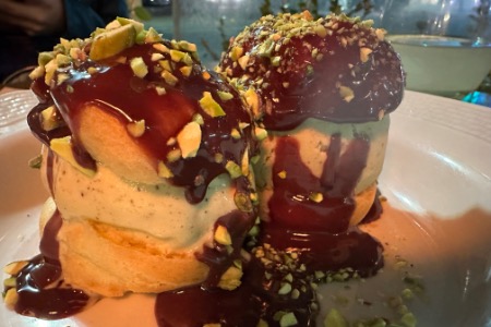  PROFITEROLES CON HELADO DE PISTACHO