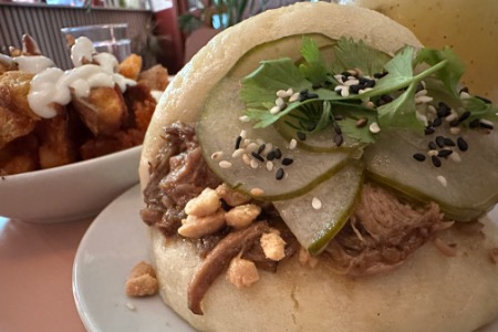  BAO DE BONDIOLA DESMECHADA CON PICKLES DE PEPINO Y CILANTRO