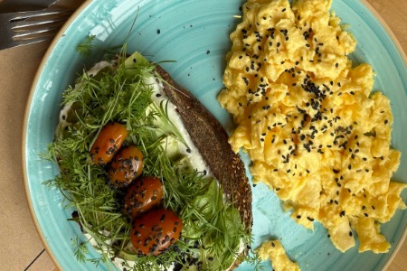  TOSTON DE PALTA CON TOMATES CONFITADOS Y HUEVOS REVUELTOS