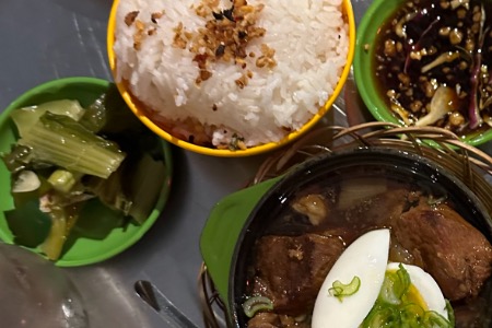  THIT KHO - BONDIOLA BRASEADA CON HUEVO Y ARROZ PORCION