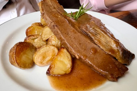  TAPA DE ASADO EN COCCION LENTA CON PAPINES