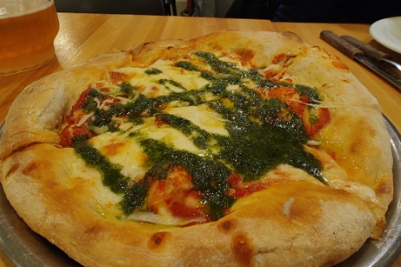  PIZZA DE PESTO Y PROVOLONE 