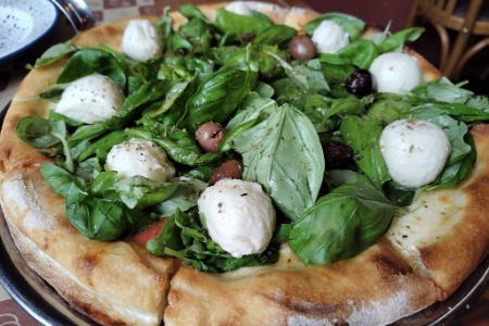  PIZZA DE BOCCONCINO TOMATES SECOS Y ALBAHACA  GRANDE