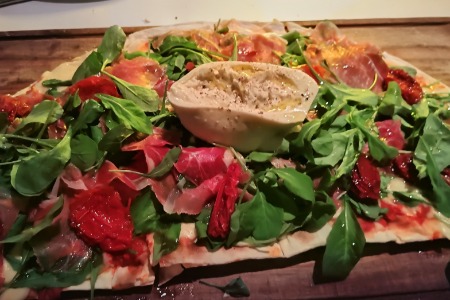  PIZZA MUZZARELLA BURRATA RUCULA TOMATES SECOS GRANDE